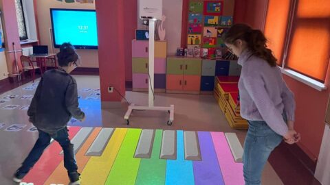 dzieci korzystające z interaktywnej podłogi, która pomaga w sprawniejszym przyswajaniu wiedzy
