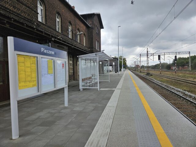 Wyremontowany peron 1 przy stacji kolejowej PKP w Kowalewie.