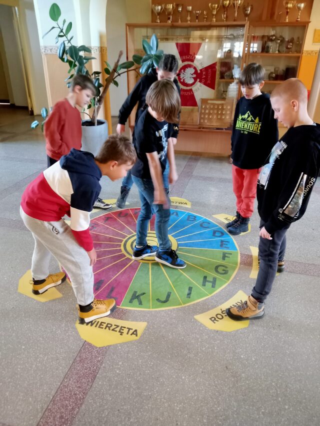 gry podłogowe na szkolnych korytarzach w pleszewskich jednostkach.
