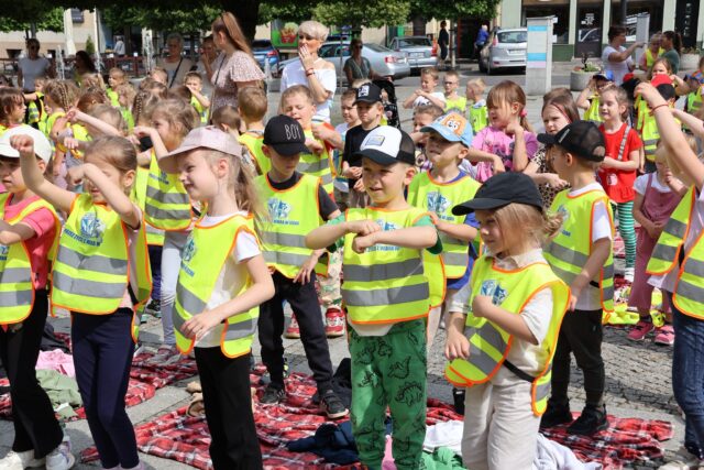 Dzieci bawiące się przed ratuszem podczas akcji "Cały Ratusz Czyta Dzieciom"