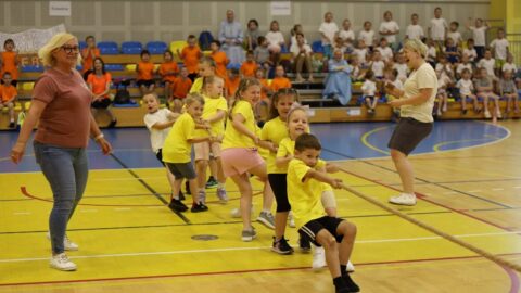 Przedszkolaki ciągnące linę na Olimpiadzie Sportowej PPL 2025