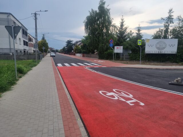Ulica Zygmunta Starego w Pleszewie z wyremontowaną nawierzchnią, nową ścieżką rowerową i chodnikiem.