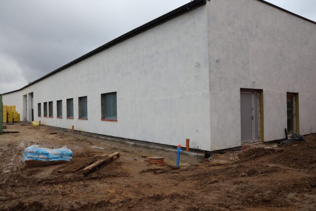 Budynek warsztatowy przy Centralnej Stacji Wodociągowej w Pleszewie w budowie.