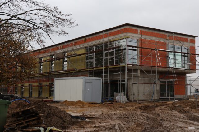 Budynek Centralnej Stacji Wodociągowej w Pleszewie w budowie.