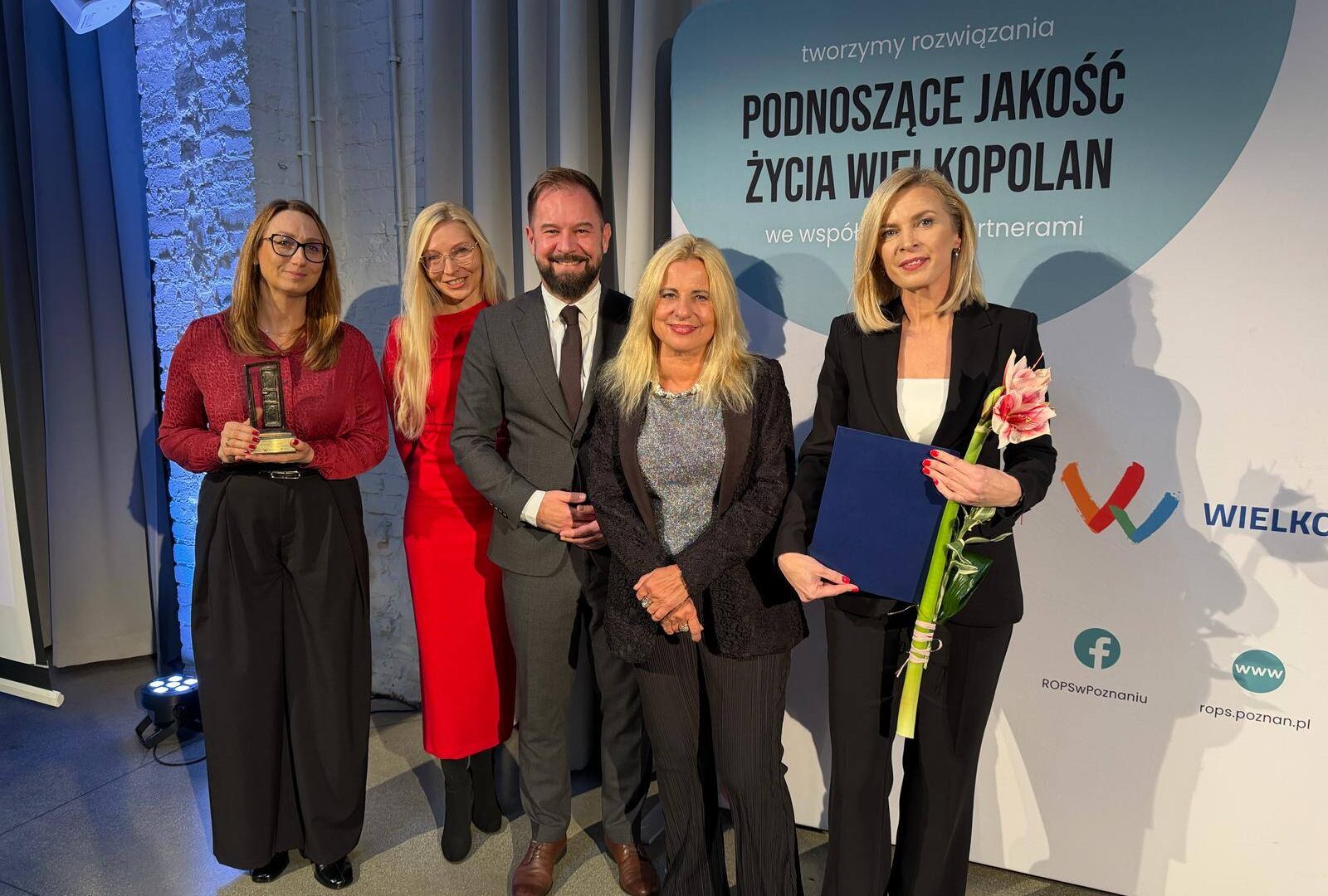 Osoby odbierające nagrody podczas gali konkursowej ROPS w Poznaniu.