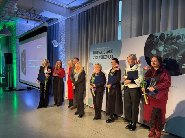 Osoby odbierające nagrody podczas gali konkursowej ROPS w Poznaniu.