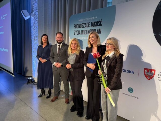 Osoby odbierające nagrody podczas gali konkursowej ROPS w Poznaniu.