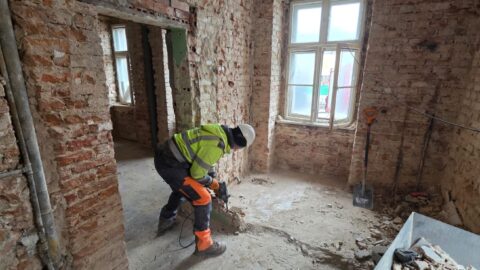 prace remontowanie i skuwanie tynków i posadzki w starej kamienicy.