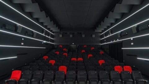 Sala kinowa z rzędami foteli