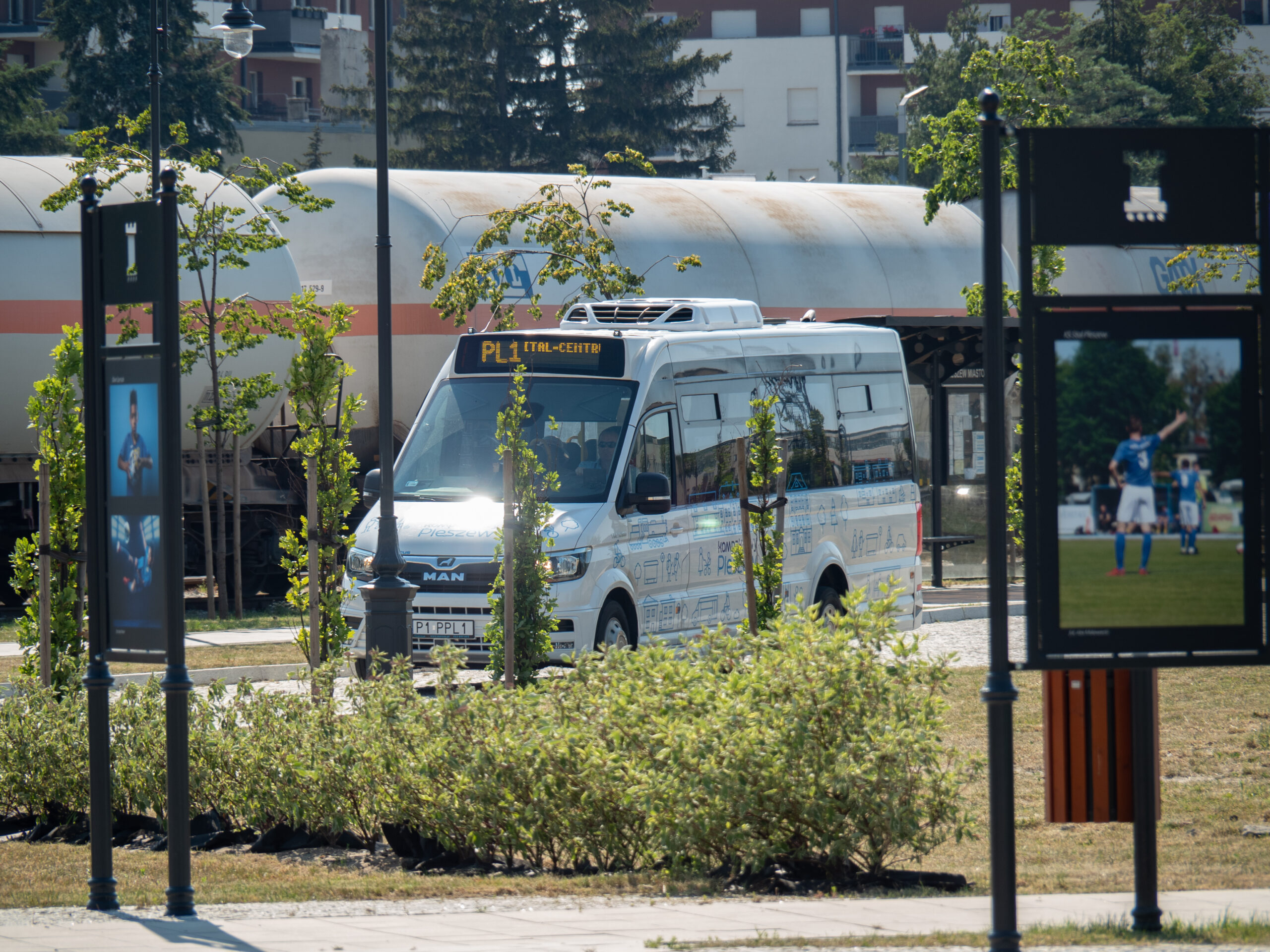 Autobus nowej komunikacji publicznej.