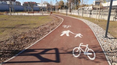 zdjecie przedstawia ścieżkę rowerową w Pleszewie