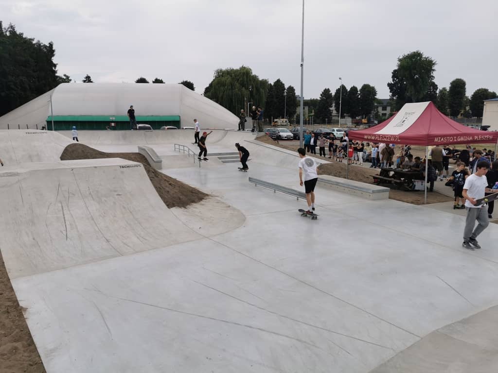Zdjęcie przedstawia skatepark w Pleszewie