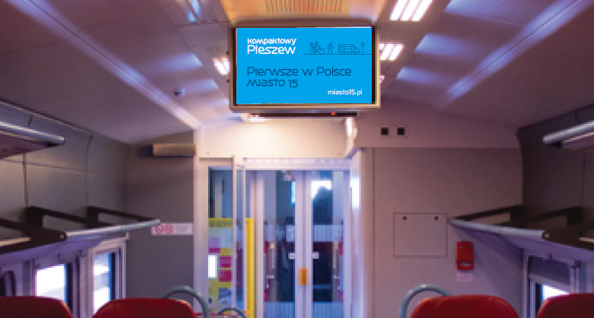 Widok na ekran reklamowy w wagonie pociągu