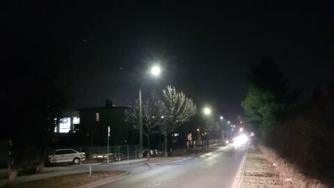 Na zdjęciu widać oświetlenie uliczne