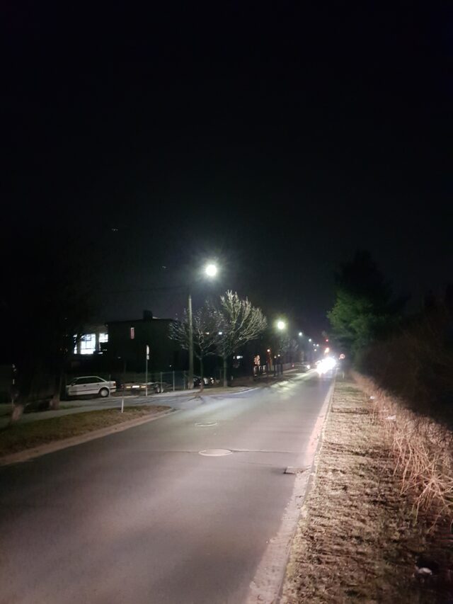 Na zdjęciu widać oświetlenie uliczne 