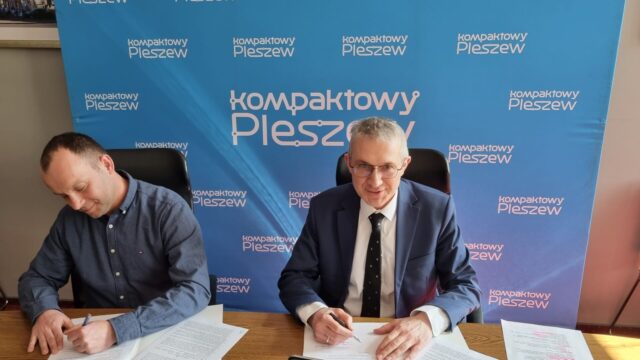 na zdjęciu widać Burmistrza MiG Pleszew podpisującego umowę z deweloperem