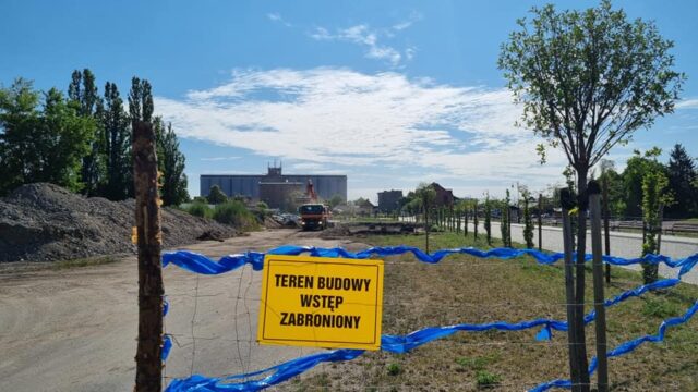 tabliczka z zakazem wstępu na plac budowy parkingu między ulicami Targową i Ogrodową