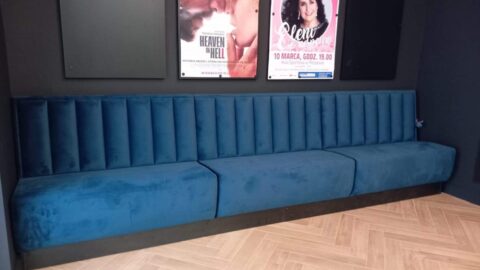 Nowa kanapa w obszarze strefy widza w wyremontowanym kinie Hel w Pleszewie