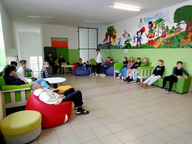 Uczniowie spędzający czas w strefie relaksu w szkole podstawowej w Pleszewie.