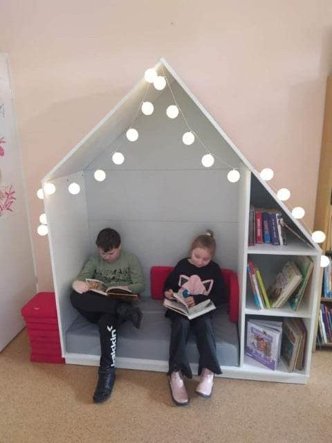 Uczniowie czytający książki w nowej strefie relaksu w pleszewskiej szkole.