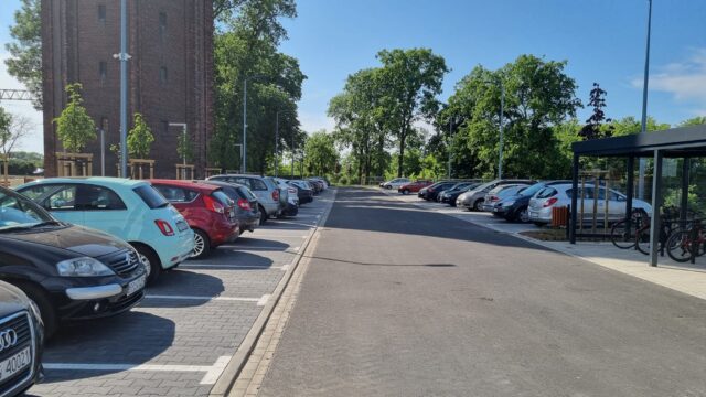 Parking typu Park&Ride przy stacji kolejowej w Kowalewie.