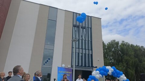 Wypuszczenie balonów podczas otwarcia ZSP w Lenartowicach po remoncie.