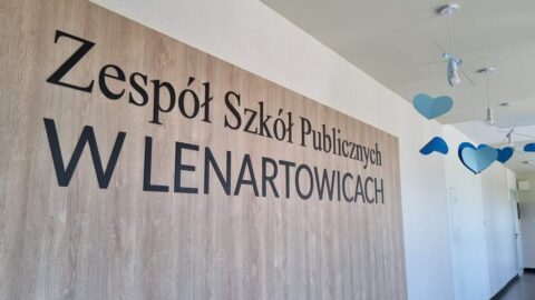 Korytarz wyremontowanej i rozbudowanej szkoły w Lenartowicach z napisem Zespół Szkół Publicznych w Lenartowicach.