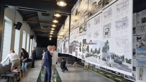 Wystawa koncepcji zagospodarowania pleszewskiego Rynku w Zajezdni Kultury w Pleszewie oceniana przez jury.
