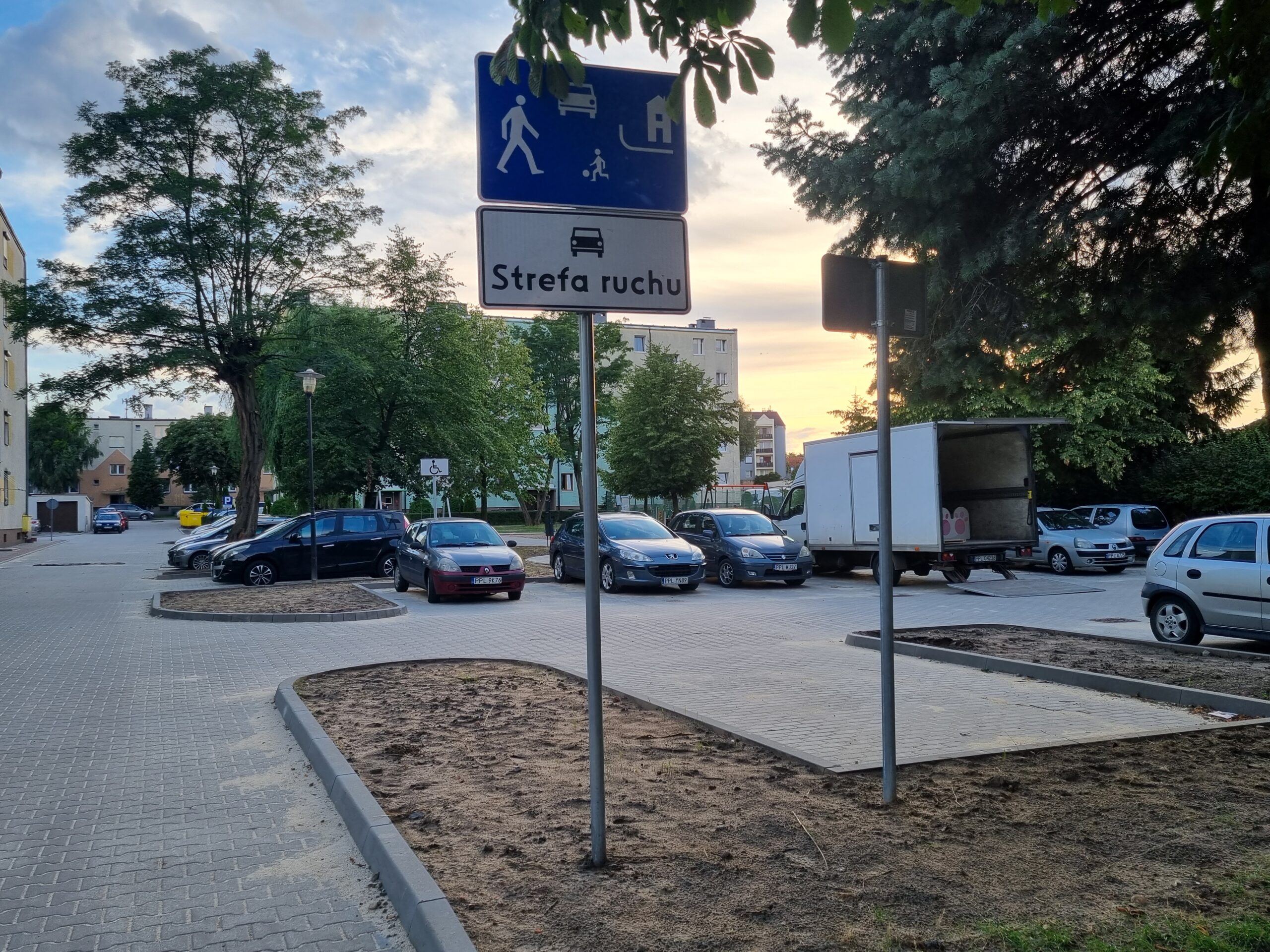Wyremontowane drogi, chodniki i parkingi na Osiedlu Wojska Polskiego w Pleszewie.