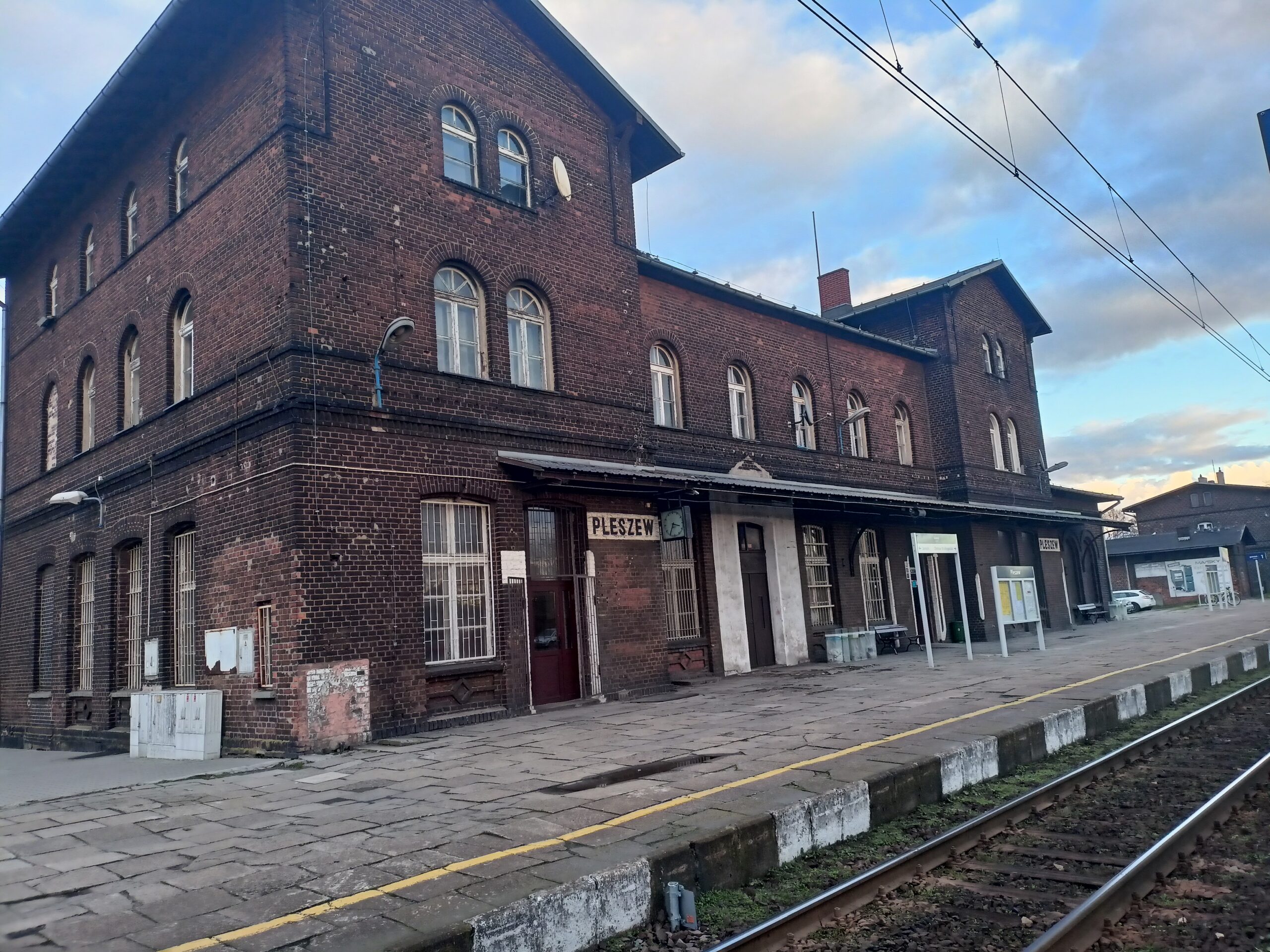 Zdjęcie przedstawia budynek dworca kolejowego w Kowalewie - stacja Pleszew.