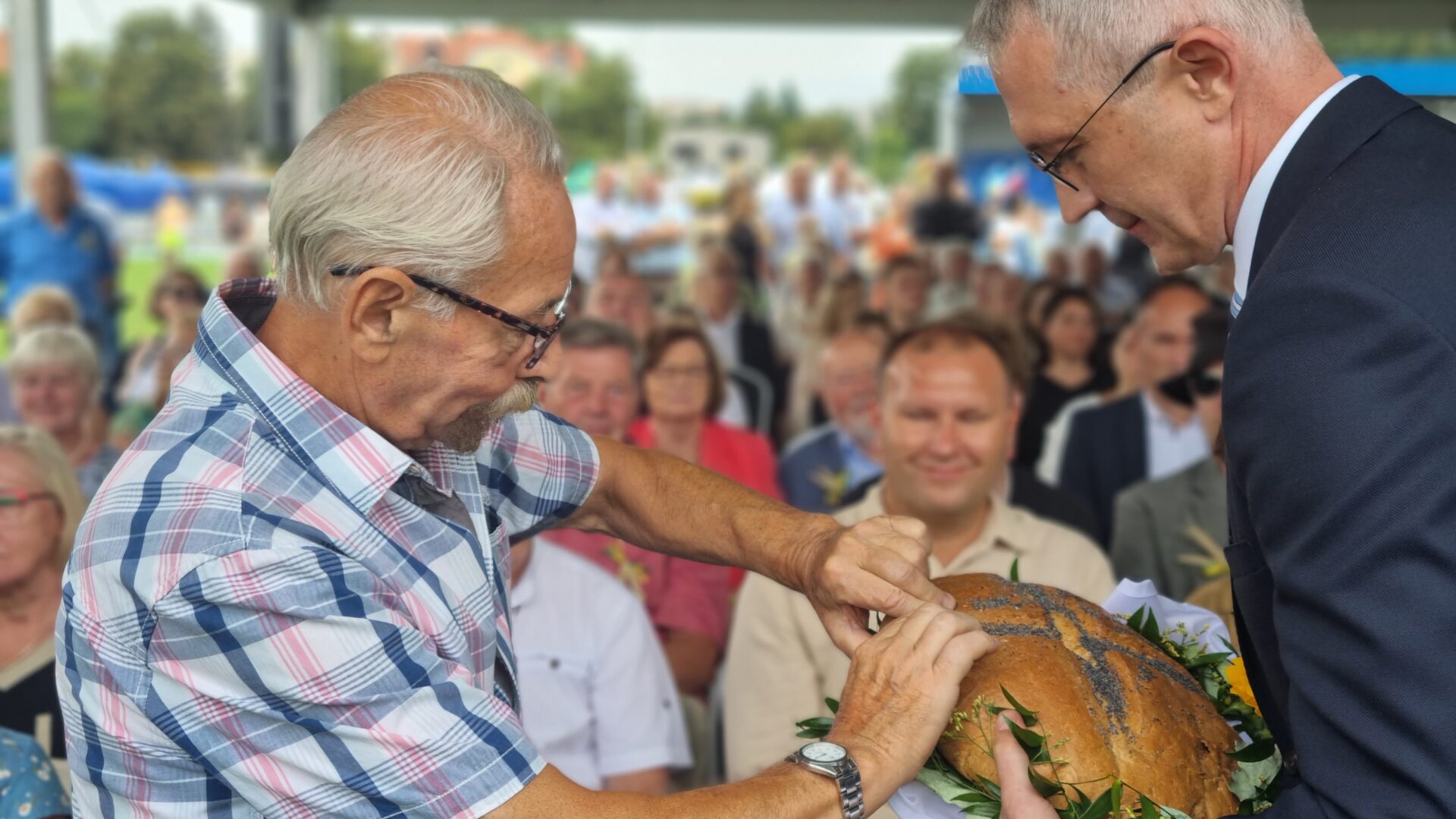 Dzielenie chleba przez Burmistrza MiG Pleszew podczas Wojewódzko-Diecezjalnych Dożynek Wielkopolskich w Pleszewie.