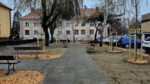 Nowe miejsca chwilowego odpoczynku przy ul. Wojska Polskiego z ławkami i zielenią.