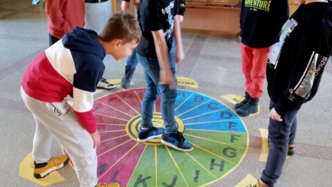 gry podłogowe na szkolnych korytarzach w pleszewskich jednostkach.