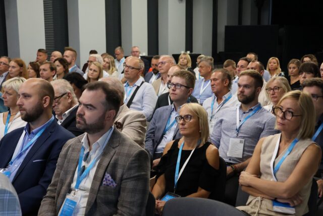 Goście konferencji "Poza metropolią" odbywającej się w Zajezdni Kultury w Pleszewie.