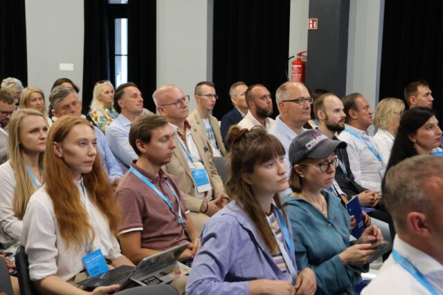 Goście konferencji "Poza metropolią" odbywającej się w Zajezdni Kultury w Pleszewie.