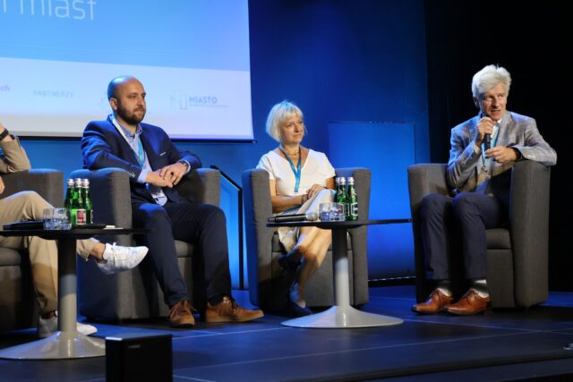 Prelegenci konferencji "Poza metropolią" odbywającej się w Zajezdni Kultury w Pleszewie.