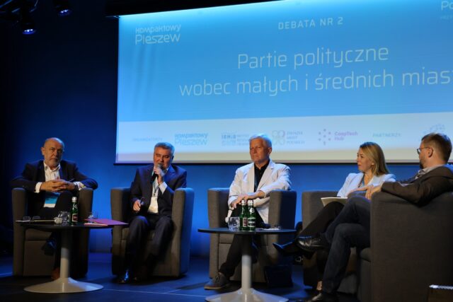 Prelegenci konferencji "Poza metropolią" odbywającej się w Zajezdni Kultury w Pleszewie.