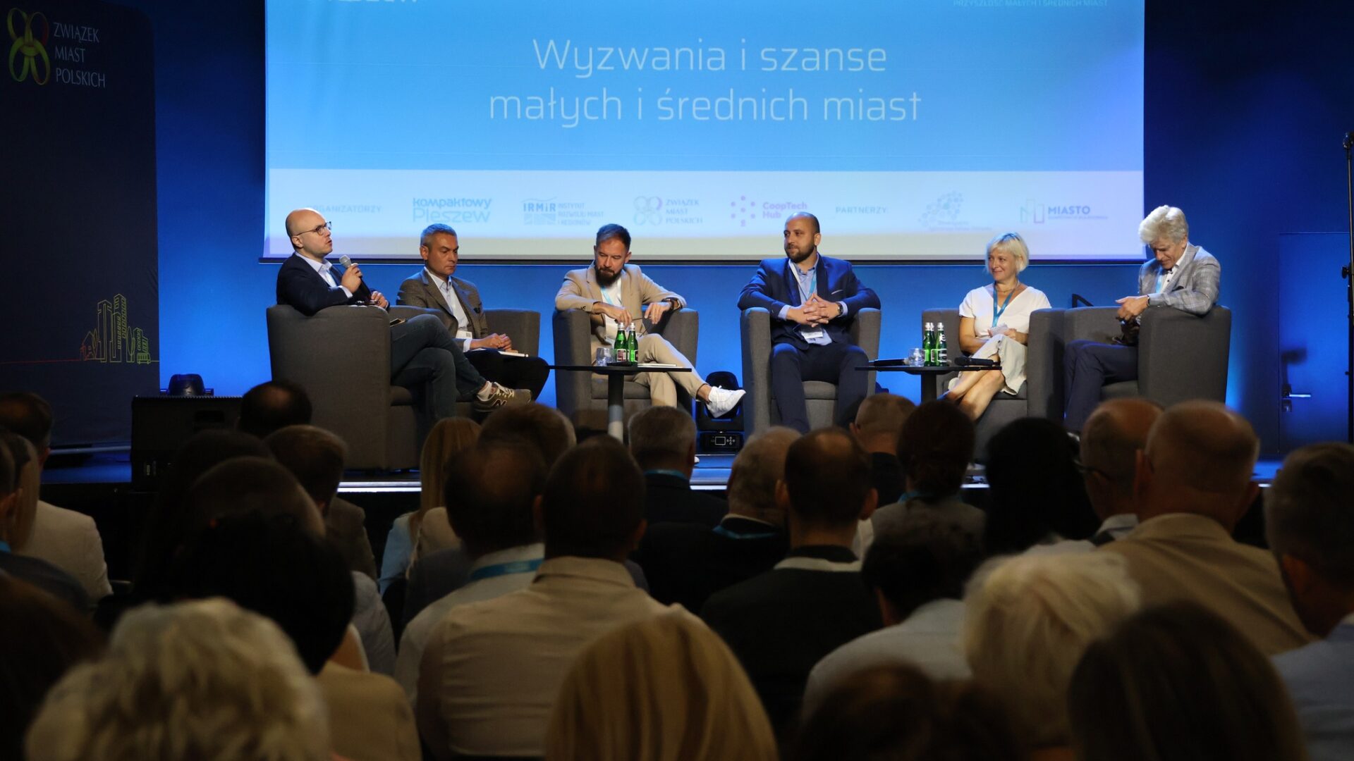 Prelegenci konferencji "Poza metropolią" odbywającej się w Zajezdni Kultury w Pleszewie.