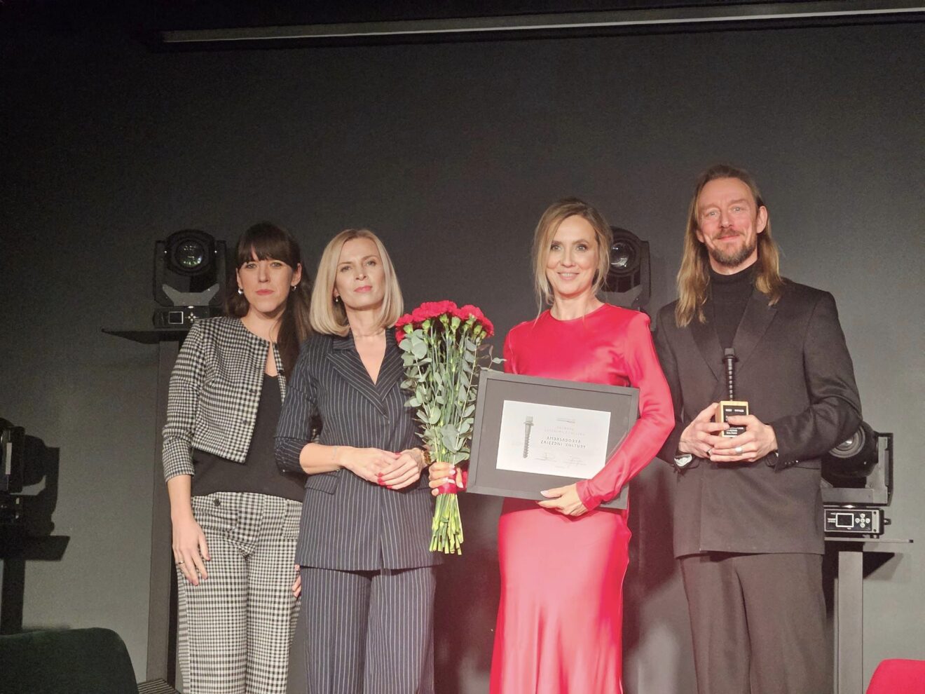 Wręczenie statuetki ambasadora Zajezdni Kultury w Pleszewie Dagmarze Leszkowicz-Zaluskiej.