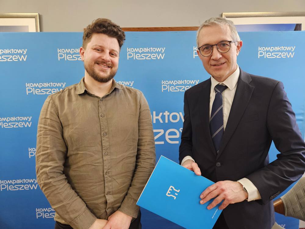 burmistrz oraz wykonawca nowego oświetlenia w gminie Pleszew.
