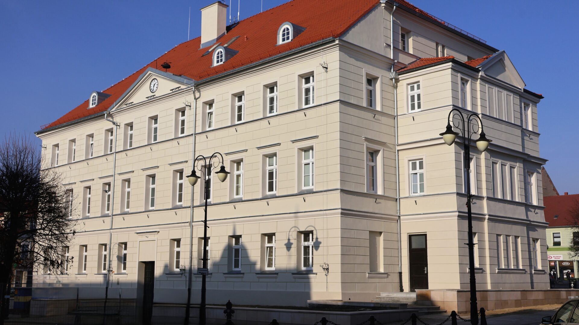 Budynek pleszewskiego ratusza z zewnątrz
