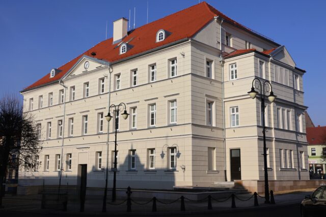 Budynek pleszewskiego ratusza z zewnątrz
