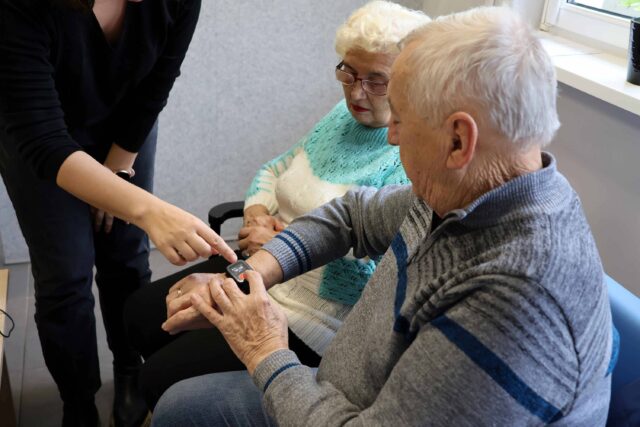 Seniorzy sprawdzający opaski bezpieczeństwa