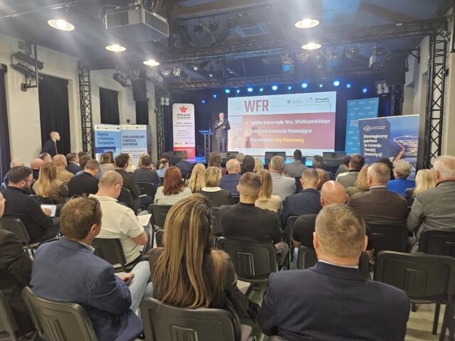 Zdjęcie uczestników i widowni z wystąpienia podczas konferencji dla przedsiębiorców na scenie zajezdni kultury w Pleszewie.