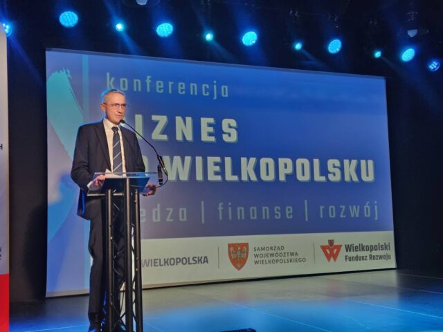 Zdjęcie z wystąpienia podczas konferencji dla przedsiębiorców na scenie zajezdni kultury w Pleszewie.