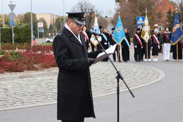 Apel Pamięci przy rondzie w Pleszewie podczas uroczystości nadania imienia,