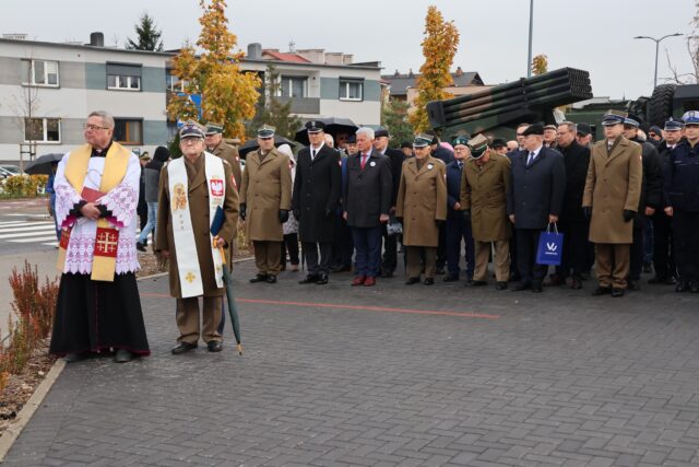 Zaproszeni gości podczas uroczystości nadania imienia rondu w Pleszewie.