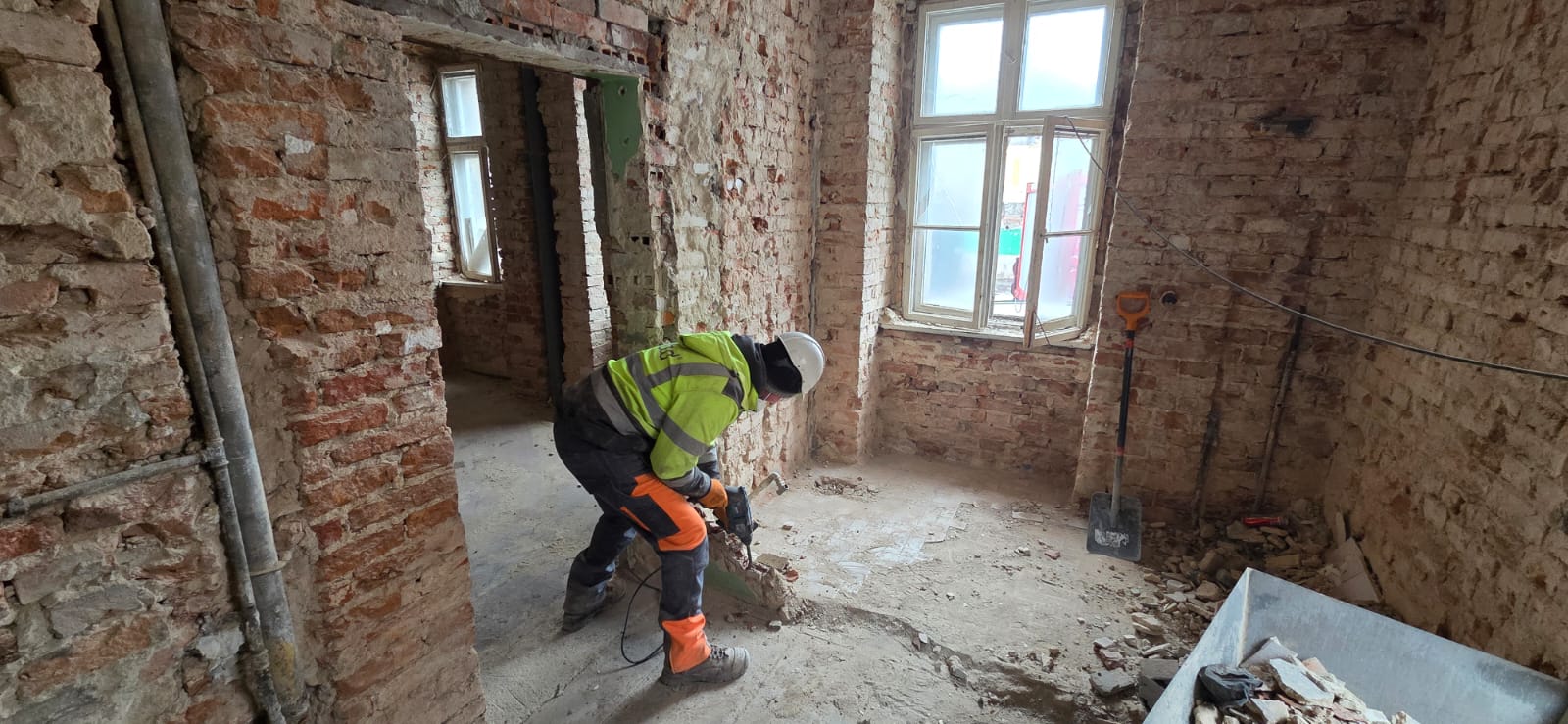 prace remontowanie i skuwanie tynków i posadzki w starej kamienicy.