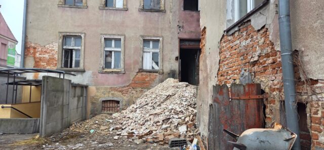 Gruz poremontowy przy kamienicy w centrum miasta.