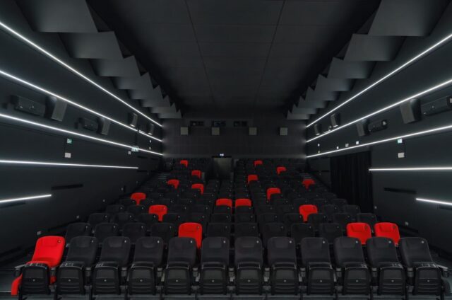 Sala kinowa z rzędami foteli